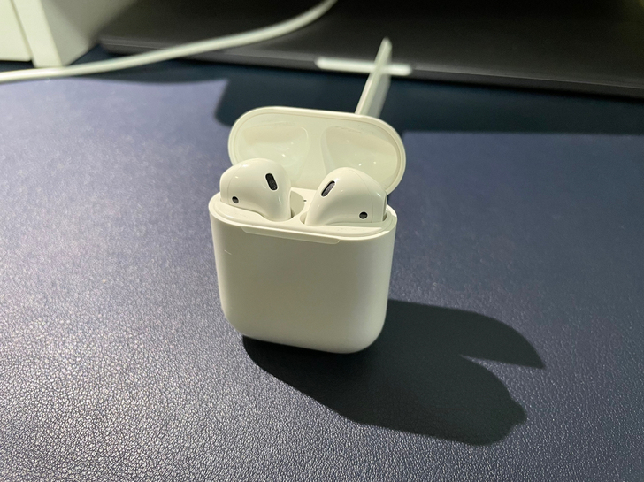 airpods 1代，2018年购于亚马逊
