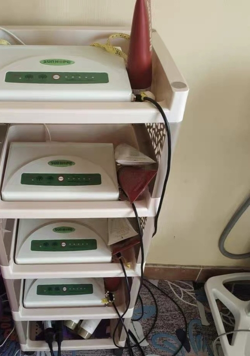 店内还有两个全新尚赫正品美容仪  四码合一...