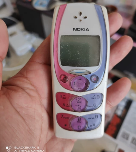 出售诺基亚手机，外观还可以。包邮出售原来电...