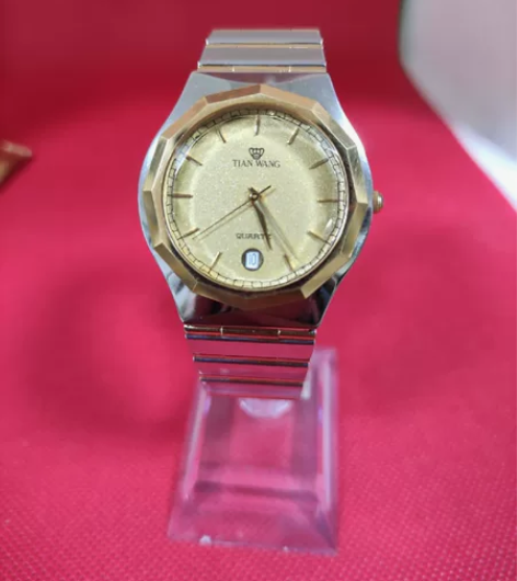 商场下架的天王日历经典石英男表这块有点磨损...