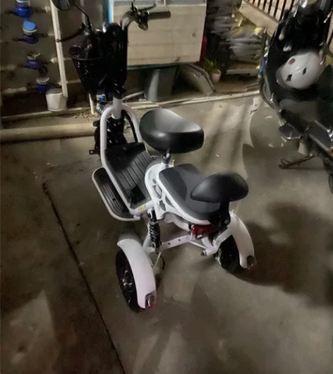 全新电动三轮代步车，只试开过，因为市区交警...