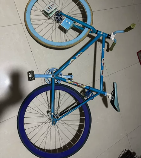 死飞自行车  后轮改了活飞轮毂（可以刹车）...