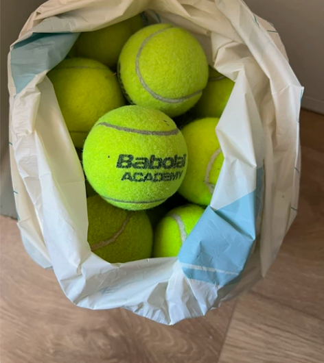 一些旧的网球 总共32个，打包20块钱出，...