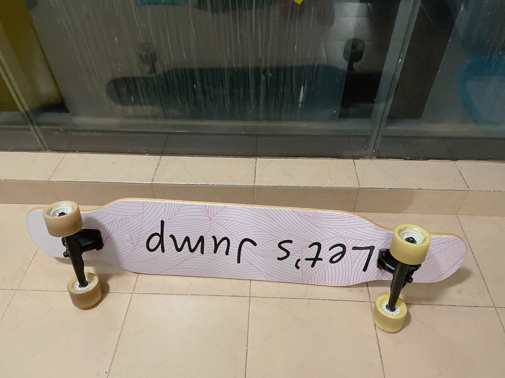 滑板。买来只用过一次。图片是正面和背面。重...