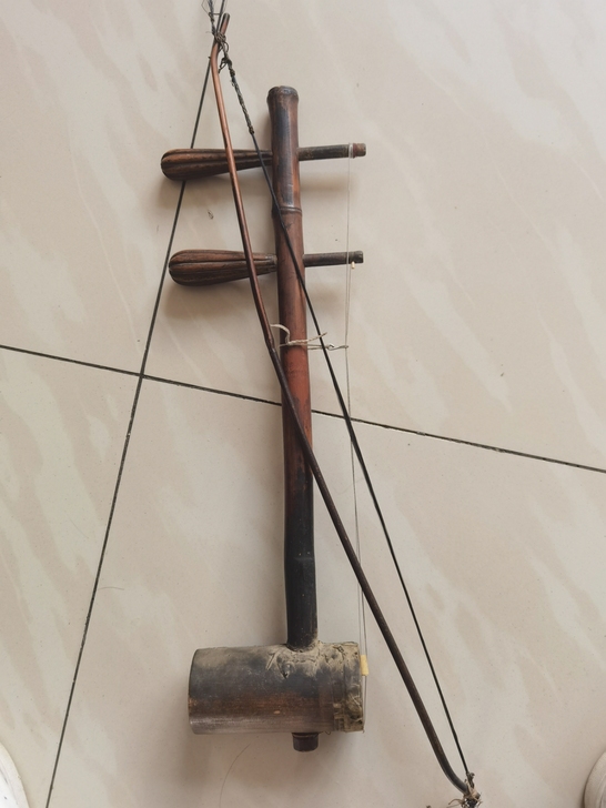 老二胡一把，品相如图，可以正常使用