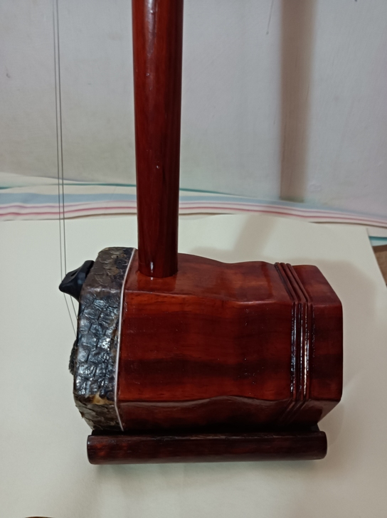 花梨木二胡!朋友送的!本人不会拉二胡!放了...