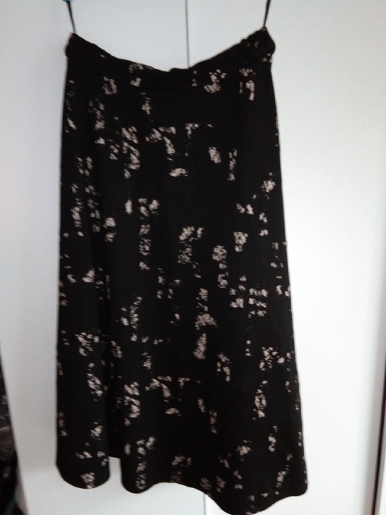 黑色带白花纹，半身裙，料子舒服很厚实，垂感...