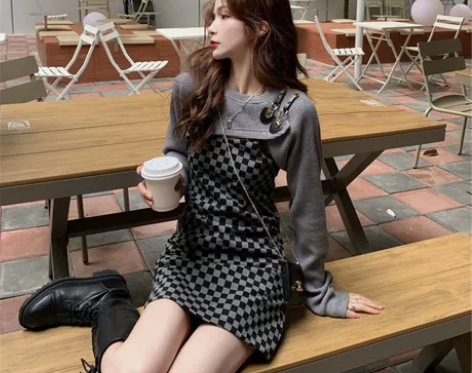 甜辣妹棋格吊带连衣裙套装包臀裙 感兴趣的话...