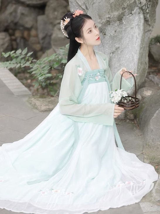 10月份女儿幼儿园活动买的，当天活动穿了半...