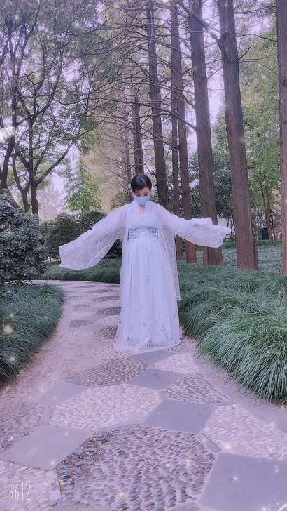 全套，衣服+披风，就穿了一次拍了个照