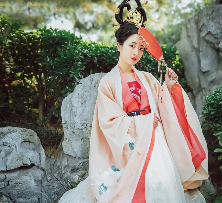 露华浓 花朝记华服日走秀款 汉服绣花牡丹对...