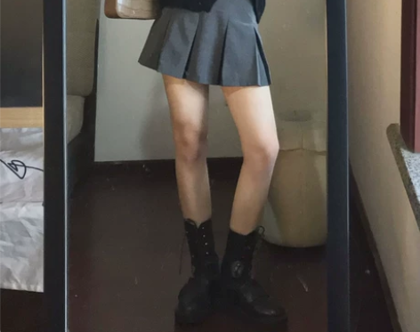 全新！韩校学妹 搭扣设计深灰百褶裙秋季新款...