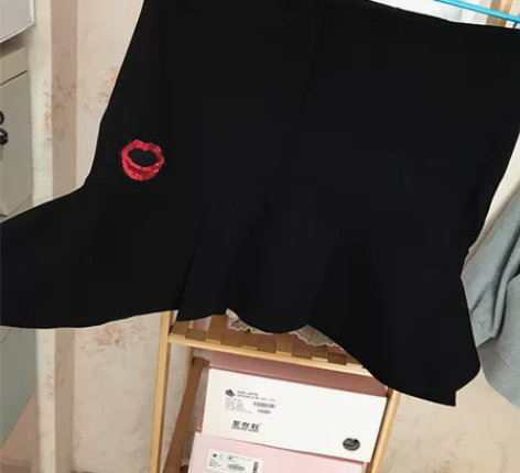 两条短款鱼尾裙，共30出。 感兴趣的话点“...