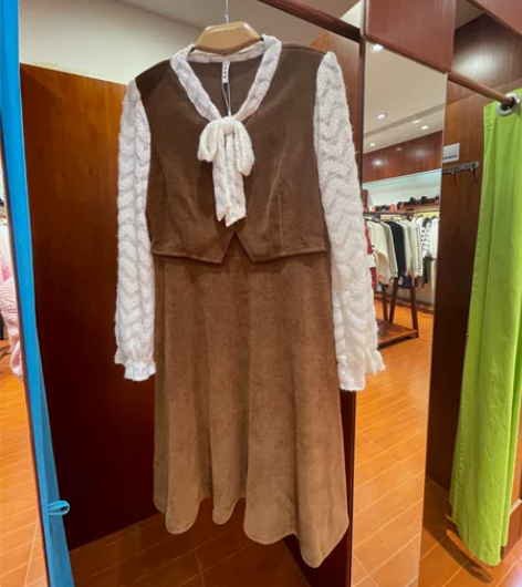 爱依服针织连衣中裙 感兴趣的话点“我想要”...