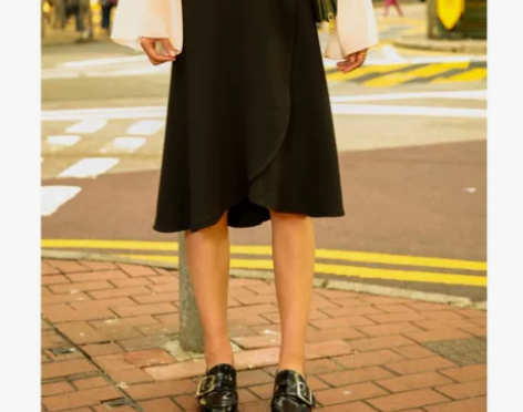 北岛家 搭什么衣服都好看的黑色中裙不规则高...