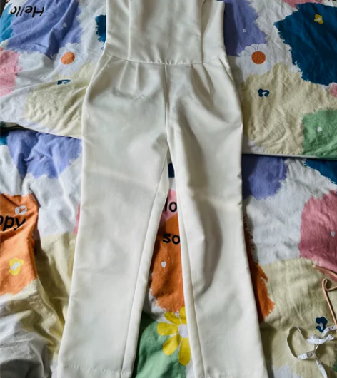 白色连体裤，几乎全新。很漂亮的裤子。从肩膀...