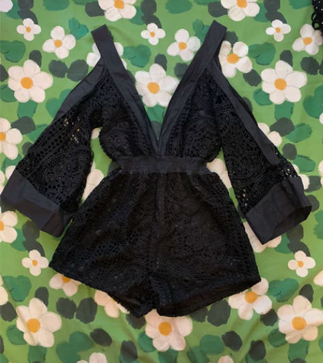 蕾丝低V连体裤 均码 弹力腰 感兴趣的话点...