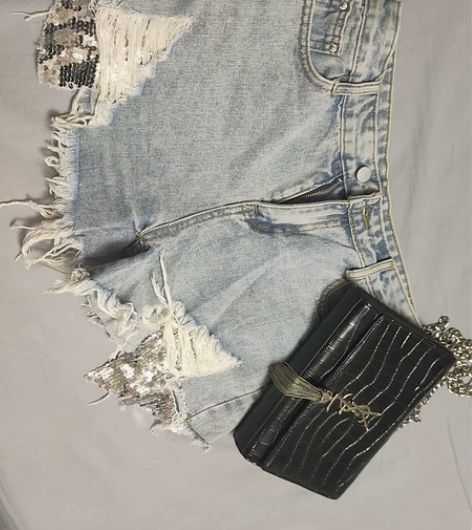 牛仔短裤，穿了一次，小了点，给钱就卖，哈哈...