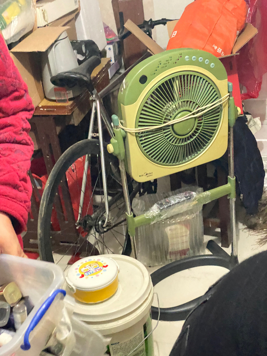 死飞电镀银 在自家的储藏室里