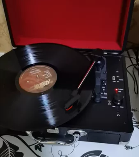 全新黑胶唱片机，带蓝牙，优盘，收音，功能强...