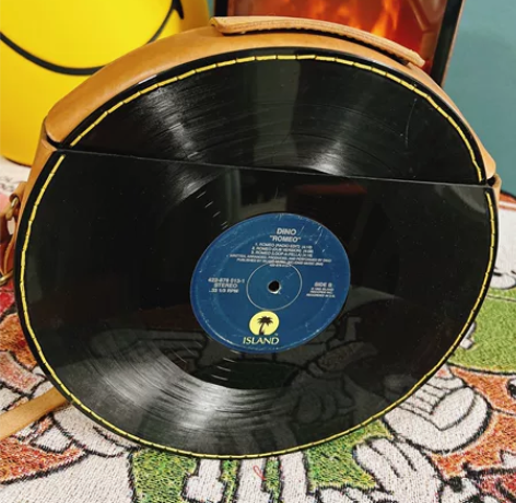 纯手工黑胶老唱片改装的包，牛皮手工缝制，正...