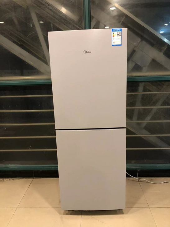 特价出八九新美的两门173升家用冰箱一级能...
