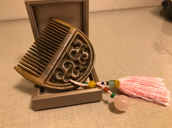 天然绿檀木梳子带天然粉晶球流苏吊坠