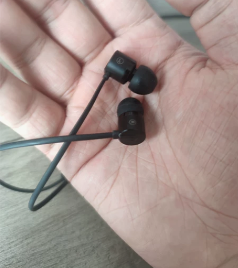 一加原装耳机，79买的，99新耳帽也在 感...