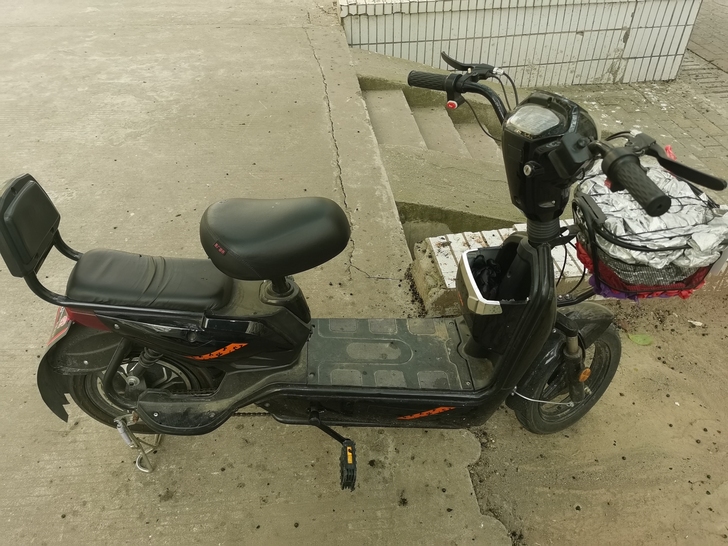 中富电动车，大四六月份购买，只在校园跑过，...