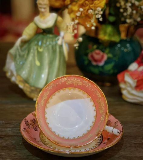 royal Grafton的大口杯。浓粉色...