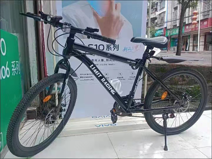 自行车专卖店不干了，剩下一千辆自行车现低价...