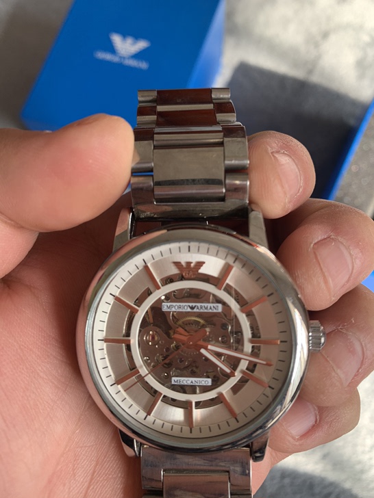 阿玛尼手表 有一点点磨损其他没有