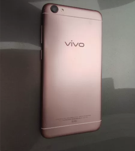vivo  Y55L，屏幕有裂纹，触摸正常...
