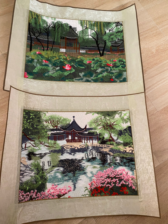 旅游背回：苏绣画 刺绣画 两幅 一幅30出...