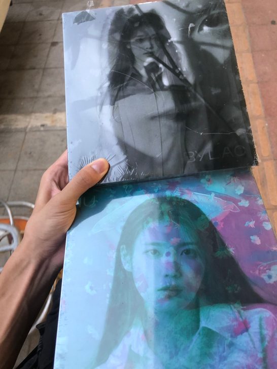 IU专辑黑色 彩色仅拆开里面也一件不少 o...