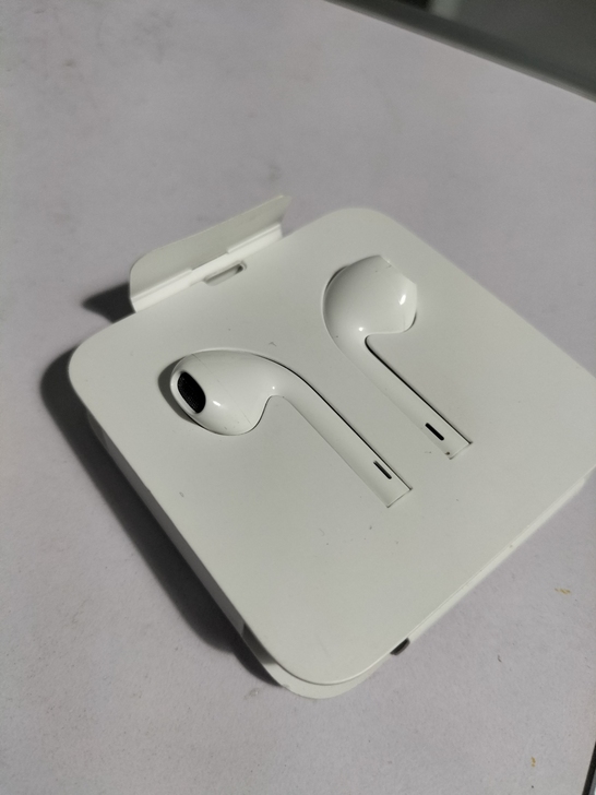 买的手机里面带的原装耳机，一次没用过，低价...
