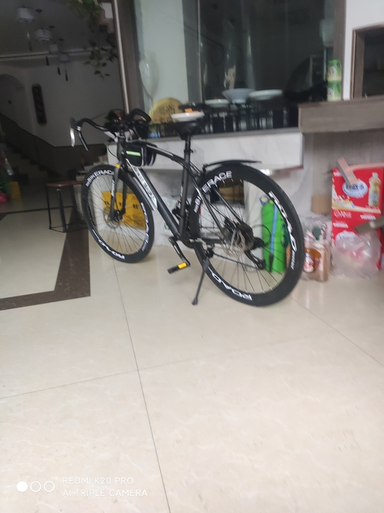 闲置一辆自行车实心胎的小众品牌当时三千多买...