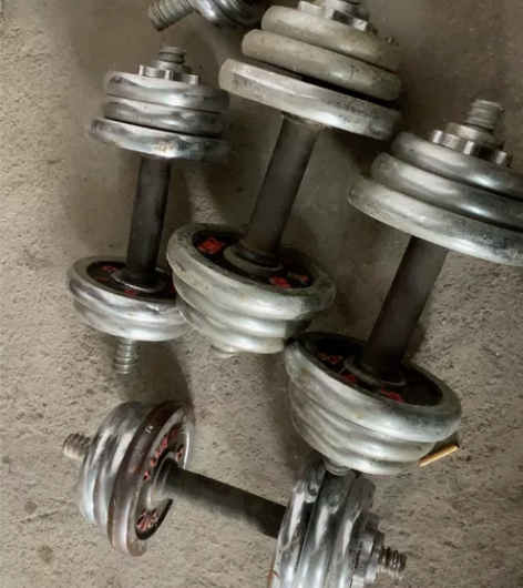 哑铃全钢自己的锻炼器材，落灰了洗下很干净....