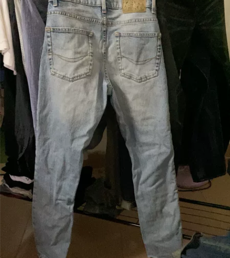 淡蓝色复古牛仔裤，很厚实，修身型的，尺码相...