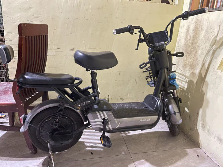 哈喽电动车 可以拆卸 可以小刀 送充电器 ...