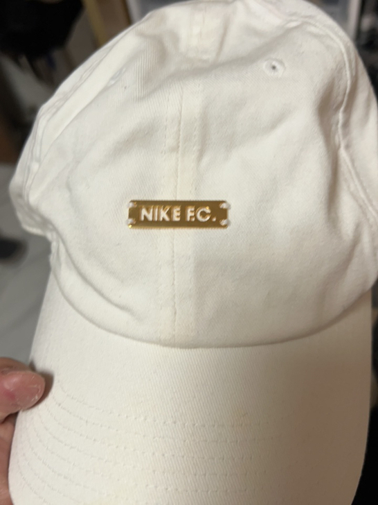 nike帽子，两百多买来太久了泛黄，用84...
