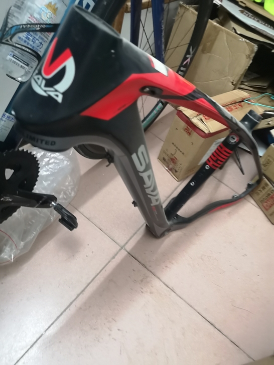 摔过，有裂痕