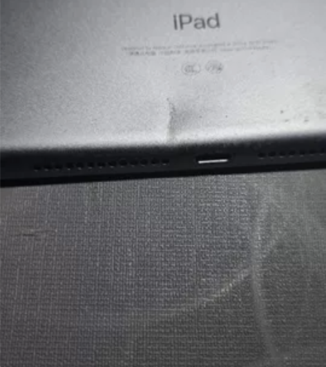 iPad2018,屏幕竖线,后壳1CM左右...
