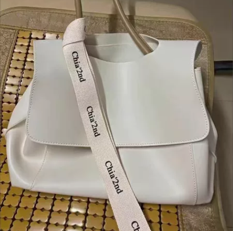 回购了两次的奶白托特包！ 容量大14寸的笔...