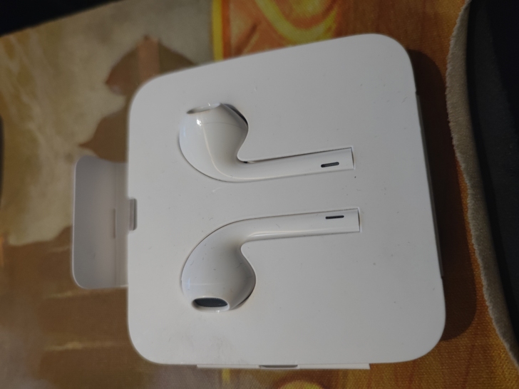 苹果闪电头耳机，手机卖了，所以出了。