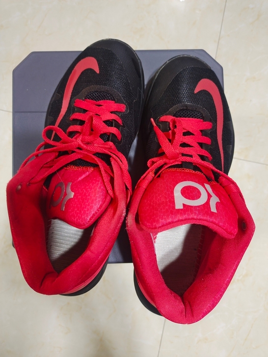 耐克篮球鞋，44码。在商场800多买的，现...