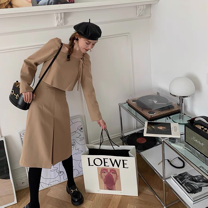 法式极简风复古驼色方领泡泡袖半裙套装