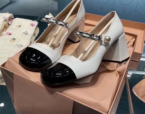 飞燕新款黑白拼色亮皮赫本风玛丽珍单鞋女珍珠...