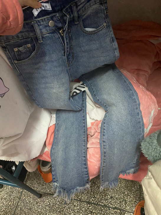 全新直筒微喇叭牛仔裤 现拍的吊牌还在 实体...