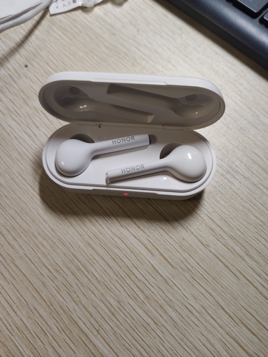 荣耀耳机，电池没那么好了，买了一两年了，孩...